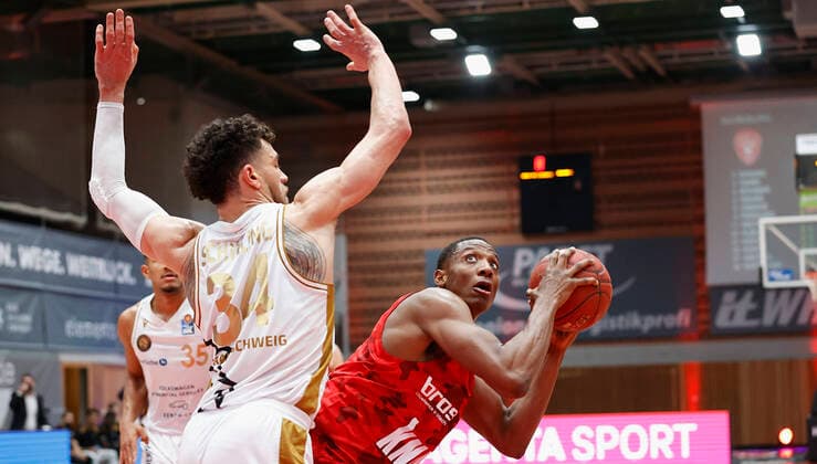 s Oliver Wuerzburg vs. Basketball Loewen Braunschweig, Basketball, BBL Germany, Wuerzburg, s Oliver Arena, 06 12 2020, emspor, emonline, despor, deonline, s Oliver Wuerzburg vs. Basketball Loewen Braunschweig, Basketball, BBL Bild v left Gavin Schilling Basketball Loewen Braunschweig and Justin Sears s Oliver Wuerzburg Editorial Use ONLY Wuerzburg s Oliver Arena Bayern Germany Poolfoto HMB Media Heiko Becker Pool ,EDITORIAL USE ONLY
