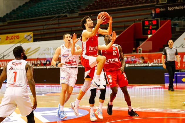 front Norense Odiase Brose Bamberg, 32 JobStairs Gießen 46ers Brose Bamberg, easyCredit Basketball Bundesliga, Season 2020 2021, 5 matchday, Gießen, Germany, 06 12 2020, Every use of the photo is liable to pay a fee according to the currently valid MFM list plus VAT Copyright notice is explicitly required according to paragraph 13 UrhG (German copyright law) Voucher copy required When using the photo outside journalistic purposes please consult the photographer for advertising For any usage other than editorial purposes please contact the author Copyright: DanielxLöb