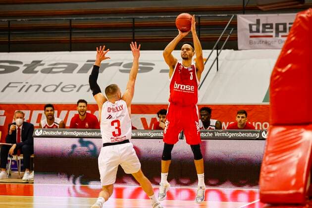 right Dominic Lockhart Brose Bamberg, 03 left 03 Liam O Reilly JobStairs Gießen 46ers JobStairs Gießen 46ers Brose Bamberg, easyCredit Basketball Bundesliga, season 2020 2021, 5 matchday, Gießen, Germany, 06 12 2020, Every use of the photo is liable to pay a fee according to the currently valid MFM list plus VAT Copyright notice is explicitly required according to paragraph 13 UrhG (German copyright law) Voucher copy required When using the photo outside journalistic purposes please consult the photographer for advertising For any usage other than editorial purposes please contact the author Copyright: DanielxLöb