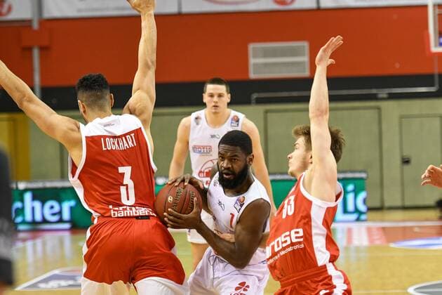 Dominic Lockhart, Jonathan Stark, Bennet Hundt 5 Matchday, Basketball Bundesliga, Basketball Season 2020 2021, Germany, easyCredit BBL, Germany, Giessen 46ers, giessen white, men, Jobstairs GIESSEN 46ers Brose Bamberg, men, Bamberg red