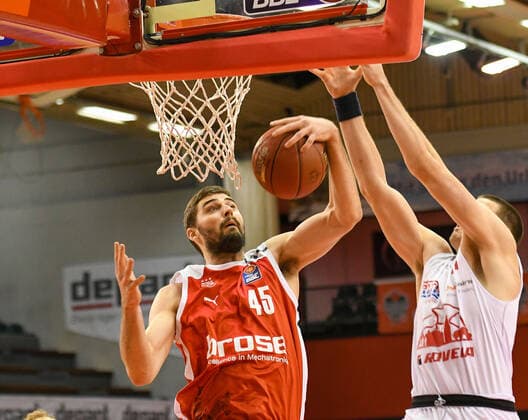 David Kravish, Scottie James Jr 5 Matchday, Basketball Bundesliga, Basketball Season 2020 2021, Germany, easyCredit BBL, Germany, Giessen 46ers, giessen white, men, Jobstairs GIESSEN 46ers Brose Bamberg, men, Bamberg red