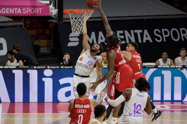 06 12 2020, xemx, Basketball BBL Bundesliga, FC Bayern Munich Basketball BG Göttingen emspor, v l Galen Robinson Jr BG Goettingen and Jalen Reynolds FC Bayern Basketball Duel, fight, tackle DFL DFB REGULATIONS PROHIBIT ANY USE OF PHOTOGRAPHS as IMAGE SEQUENCES and or QUASI VIDEO Munich