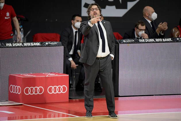 06 12 2020, xemx, Basketball BBL Bundesliga, FC Bayern Muenchen Basketball BG Göttingen emspor, v l Head Coach Andrea Trinchieri FC Bayern Basketball gives instructions, gesticulates with the arms, gesticulate, gives instructions DFL DFB REGULATIONS PROHIBIT ANY USE OF PHOTOGRAPHS as IMAGE SEQUENCES and or QUASI VIDEO Munich