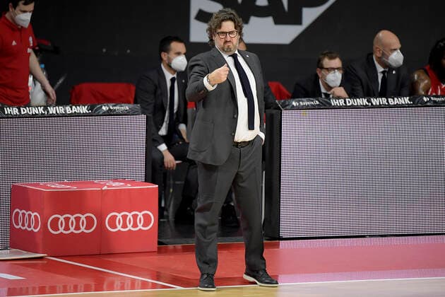 06 12 2020, xemx, Basketball BBL Bundesliga, FC Bayern Muenchen Basketball BG Göttingen emspor, v l Head Coach Andrea Trinchieri FC Bayern Basketball gives instructions, gesticulates with the arms, gesticulate, gives instructions DFL DFB REGULATIONS PROHIBIT ANY USE OF PHOTOGRAPHS as IMAGE SEQUENCES and or QUASI VIDEO Munich
