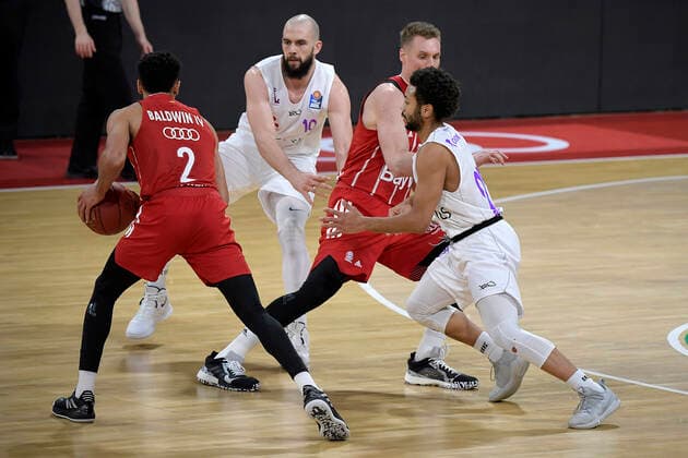 06 12 2020, xemx, Basketball BBL Bundesliga, FC Bayern Munich Basketball BG Göttingen emspor, v l Wade Baldwin FC Bayern Basketball , Dennis Kramer BG Goettingen , Leon Radosevic FC Bayern Basketball and Galen Robinson Jr BG Goettingen Duel, fight, tackle DFL DFB REGULATIONS PROHIBIT ANY USE OF PHOTOGRAPHS as IMAGE SEQUENCES and or QUASI VIDEO Munich
