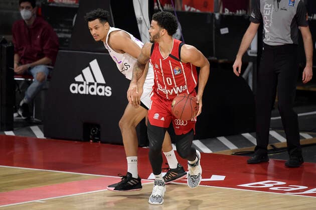 06 12 2020, xemx, Basketball BBL Bundesliga, FC Bayern Munich Basketball BG Göttingen emspor, v l Nelson Weidemann BG Goettingen and Nick Weiler Babb FC Bayern Basketball Duel, fight, tackle DFL DFB REGULATIONS PROHIBIT ANY USE OF PHOTOGRAPHS as IMAGE SEQUENCES and or QUASI VIDEO Munich