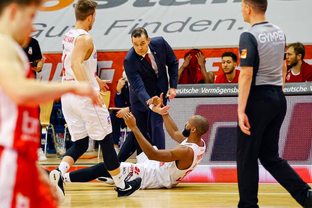 top Head coach Johan Roijakkers Brose Bamberg bottom 33 Brandon Thomas JobStairs Gießen 46ers JobStairs Gießen 46ers Brose Bamberg, easyCredit Basketball Bundesliga, season 2020 2021, 5 matchday, Gießen, Germany, 06 12 2020, Every use of the photo is liable to pay a fee according to the currently valid MFM list plus VAT Copyright notice is explicitly required according to paragraph 13 UrhG (German copyright law) Voucher copy required When using the photo outside journalistic purposes please consult the photographer for advertising For any usage other than editorial purposes please contact the author Copyright: DanielxLöb