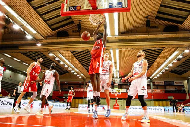 left Norense Odiase Brose Bamberg, 32 right 31 Scottie James Jr JobStairs Gießen 46ers JobStairs Gießen 46ers Brose Bamberg, easyCredit Basketball Bundesliga, season 2020 2021, 5 matchday, Gießen, Germany, 06 12 2020, Any use of the photo is subject to a fee according to the currently valid MFM list plus VAT Copyright notice is expressly required according to paragraph 13 UrhG (German Copyright Act) Voucher copy required When using the photo outside journalistic purposes please consult the photographer for advertising For any usage other than editorial purposes please contact the author Copyright: DanielxLöb