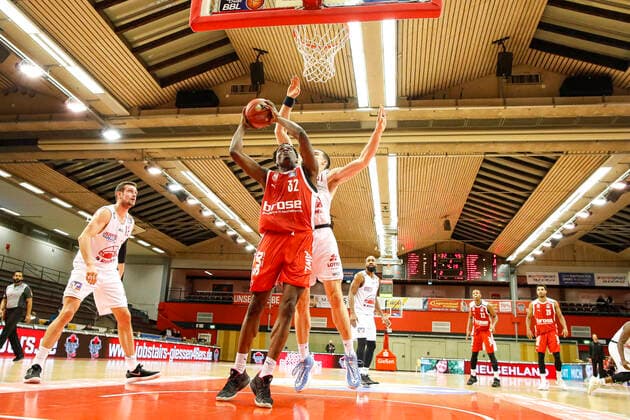 left Norense Odiase Brose Bamberg, 32 right 31 Scottie James Jr JobStairs Gießen 46ers JobStairs Gießen 46ers Brose Bamberg, easyCredit Basketball Bundesliga, season 2020 2021, 5 matchday, Gießen, Germany, 06 12 2020, Any use of the photo is subject to a fee according to the currently valid MFM list plus VAT Copyright notice is expressly required according to paragraph 13 UrhG (German Copyright Act) Voucher copy required When using the photo outside journalistic purposes please consult the photographer for advertising For any usage other than editorial purposes please contact the author Copyright: DanielxLöb