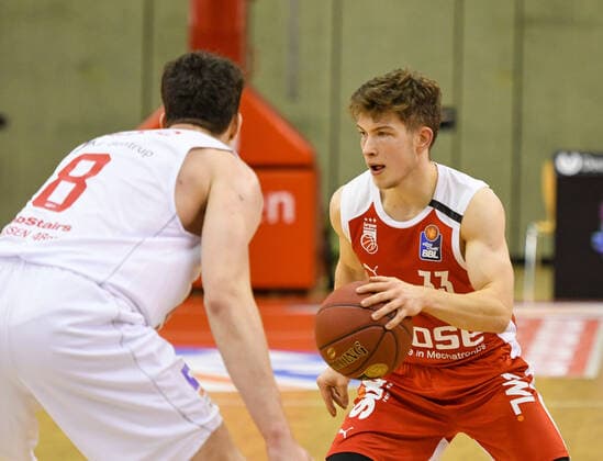 Bennet Hundt 5 Matchday, Basketball Bundesliga, Basketball Season 2020 2021, Germany, easyCredit BBL, Germany, Giessen 46ers, giessen white, men, Jobstairs GIESSEN 46ers Brose Bamberg, men, Bamberg red