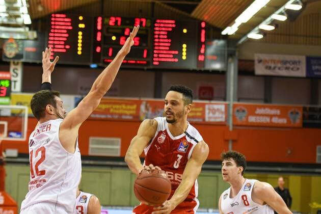 Johannes Richter, Dominic Lockhart, Alen Pjanic 5 Matchday, Basketball Bundesliga, Basketball Season 2020 2021, Germany, easyCredit BBL, Germany, Giessen 46ers, giessen white, men, Jobstairs GIESSEN 46ers Brose Bamberg, men, Bamberg red