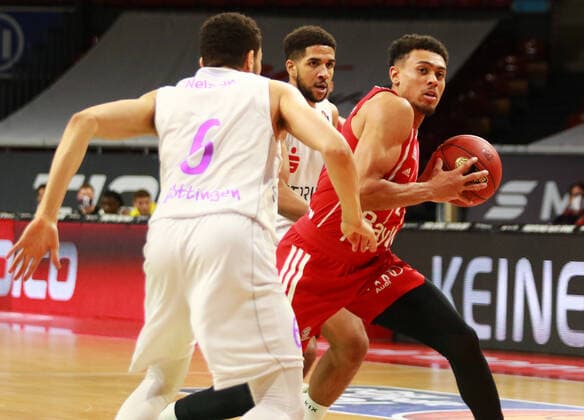 2 Wade Baldwin FCBB, red, against Luke Nelson, Göttingen Basketball, 1 Bundesliga, BBL, FC Bayern Munich vs BG Göttingen, Audi Dome, 06 12 2020 FOTO Mladen Lackovic LakoPress