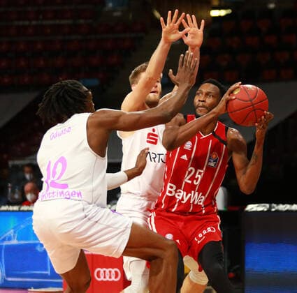 25 JaJuan Johnson FCBB, red, against 12 Tai Odiase, Göttingen Basketball, 1 Bundesliga, BBL, FC Bayern Munich vs BG Göttingen, Audi Dome, 06 12 2020 FOTO Mladen Lackovic LakoPress