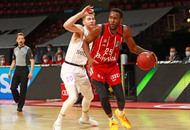 25 JaJuan Johnson FCBB, red, against Henry Rayman, Göttingen Basketball, 1 Bundesliga, BBL, FC Bayern Munich vs BG Göttingen, Audi Dome, 06 12 2020 FOTO Mladen Lackovic LakoPress
