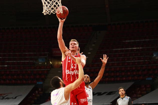Leon Radosevic FCBB, red, wins the duel in basketball, 1 Bundesliga, BBL, FC Bayern Munich vs BG Göttingen, Audi Dome, 06 12 2020 FOTO Mladen Lackovic LakoPress