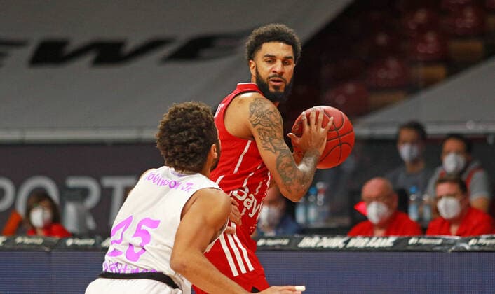 New entry D J Seeley FCBB, red, on the ball against Galen Robinson, Göttingen, Audi Dome, 06 12 2020 FOTO Mladen Lackovic LakoPress