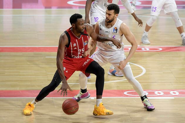 06 12 2020, xemx, Basketball BBL Bundesliga, FC Bayern Munich Basketball BG Göttingen emspor, v l Ja Juan Johnson FC Bayern Basketball and Luke Nelson BG Goettingen Duel, fight, tackle DFL DFB REGULATIONS PROHIBIT ANY USE OF PHOTOGRAPHS as IMAGE SEQUENCES and or QUASI VIDEO Munich