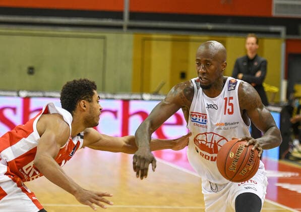 Kenneth Ogbe, Brandon Bowman 5 Matchday, Basketball Bundesliga, Basketball Season 2020 2021, Germany, easyCredit BBL, Germany, Giessen 46ers, giessen white, men, Jobstairs GIESSEN 46ers Brose Bamberg, men, Bamberg red
