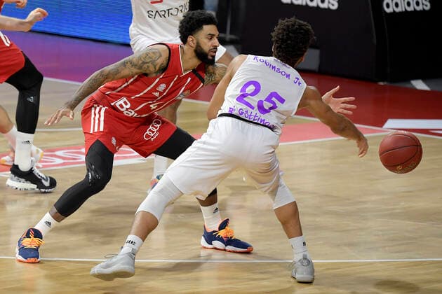 06 12 2020, xemx, Basketball BBL Bundesliga, FC Bayern Munich Basketball BG Göttingen emspor, v l Dennis Jerome Seeley FC Bayern Basketball and Galen Robinson Jr BG Goettingen Duel, fight, tackle DFL DFB REGULATIONS PROHIBIT ANY USE OF PHOTOGRAPHS as IMAGE SEQUENCES and or QUASI VIDEO Munich