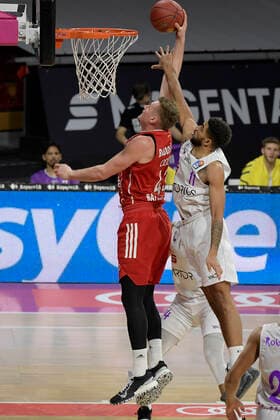 06 12 2020, xemx, Basketball BBL Bundesliga, FC Bayern Munich Basketball BG Göttingen emspor, v l Leon Radosevic FC Bayern Basketball and Marvin Omuvwie BG Goettingen Duel, fight, tackle DFL DFB REGULATIONS PROHIBIT ANY USE OF PHOTOGRAPHS as IMAGE SEQUENCES and or QUASI VIDEO Munich