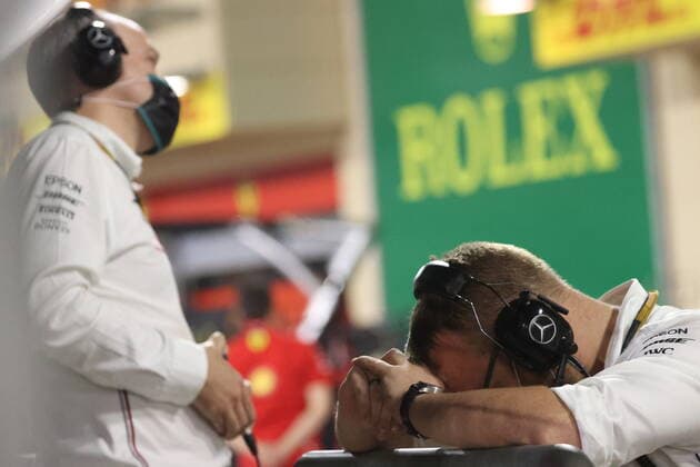 Motorsports FIA Formula One World Championship 2020, Grand Prix of Sakhir, Mechanic of Mercedes AMG Petronas Formula One Team Sakhir Bahrain