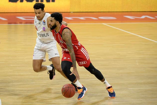 06 12 2020, xemx, Basketball BBL Bundesliga, FC Bayern Munich Basketball BG Göttingen emspor, v l Nelson Weidemann BG Goettingen and Dennis Jerome Seeley FC Bayern Basketball Duel, fight, tackle DFL DFB REGULATIONS PROHIBIT ANY USE OF PHOTOGRAPHS as IMAGE SEQUENCES and or QUASI VIDEO Munich