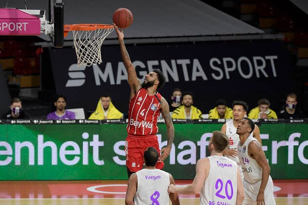 06 12 2020, xemx, Basketball BBL Bundesliga, FC Bayern Munich Basketball BG Göttingen emspor, f l Dennis Jerome Seeley FC Bayern Basketball with basketball team DFL DFB REGULATIONS PROHIBIT ANY USE OF PHOTOGRAPHS as IMAGE SEQUENCES and or QUASI VIDEO Munich