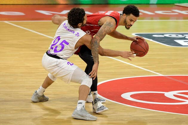 06 12 2020, xemx, Basketball BBL Bundesliga, FC Bayern Munich Basketball BG Göttingen emspor, v l Galen Robinson Jr BG Goettingen and Nick Weiler Babb FC Bayern Basketball Duel, fight, tackle DFL DFB REGULATIONS PROHIBIT ANY USE OF PHOTOGRAPHS as IMAGE SEQUENCES and or QUASI VIDEO Munich