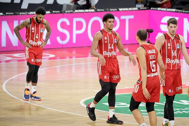 06 12 2020, xemx, Basketball BBL Bundesliga, FC Bayern Muenchen Basketball BG Göttingen emspor, v l Final cheers, team, players, celebrate their victory DFL DFB REGULATIONS PROHIBIT ANY USE OF PHOTOGRAPHS as IMAGE SEQUENCES and or QUASI VIDEO Munich