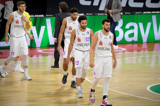 06 12 2020, xemx, Basketball BBL Bundesliga, FC Bayern Muenchen Basketball BG Göttingen emspor, v l team, players, disappointed, disappointed looking at the end of the game DFL DFB REGULATIONS PROHIBIT ANY USE OF PHOTOGRAPHS as IMAGE SEQUENCES and or QUASI VIDEO Munich
