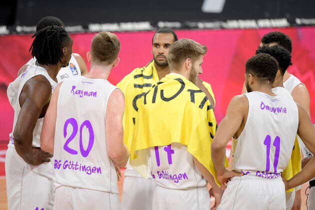 06 12 2020, xemx, Basketball BBL Bundesliga, FC Bayern Muenchen Basketball BG Göttingen emspor, v l team, players, disappointed, disappointed looking at the end of the game DFL DFB REGULATIONS PROHIBIT ANY USE OF PHOTOGRAPHS as IMAGE SEQUENCES and or QUASI VIDEO Munich