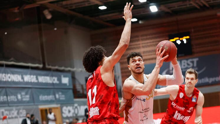 s Oliver Wuerzburg vs Basketball Loewen Braunschweig, Basketball, BBL Germany, Wuerzburg, s Oliver Arena, 06 12 2020, emspor, emonline, despor, deonline, s Oliver Wuerzburg vs Basketball Loewen Braunschweig, Basketball, BBL Bild v left Zach Smith s Oliver Wuerzburg and Gavin Schilling Basketball Loewen Braunschweig Editorial Use ONLY Wuerzburg s Oliver Arena Bayern Germany Poolfoto HMB Media Heiko Becker Pool ,EDITORIAL USE ONLY