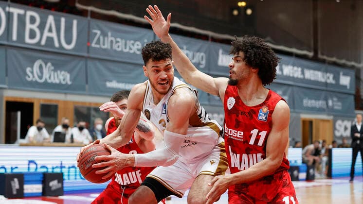 s Oliver Wuerzburg vs. Basketball Loewen Braunschweig, Basketball, BBL Germany, Wuerzburg, s Oliver Arena, 06 12 2020, emspor, emonline, despor, deonline, s Oliver Wuerzburg vs. Basketball Loewen Braunschweig, Basketball, BBL Bild v left Gavin Schilling Basketball Loewen Braunschweig and Zach Smith s Oliver Wuerzburg Editorial Use ONLY Wuerzburg s Oliver Arena Bayern Germany Poolfoto HMB Media Heiko Becker Pool ,EDITORIAL USE ONLY