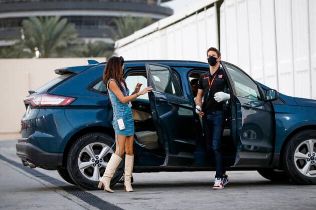 GROSJEAN Romain (fra), Haas F1 Team VF-20 Ferrari, arriving for the last time in the paddock with his wife Marion Jolles Grosjean during the Formula 1 Rolex Sakhir Grand Prix 2020, from December 4 to 6, 2020 on the Bahrain International Circuit, in Sakhir, Bahrain FORMULE 1 : Grand Prix de Sakhir - 06 12 20202 DPPI PANORAMIC  00120035__GDE0046