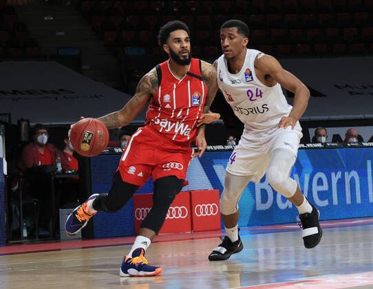 06 12 2020, BBL, FCB Basketball vs BG Goettingen, Audi Dome Munich, Sport, in the picture Dennis Jerome Seeley FCB Basketball vs Aubrey Dawkins BG Goettingen