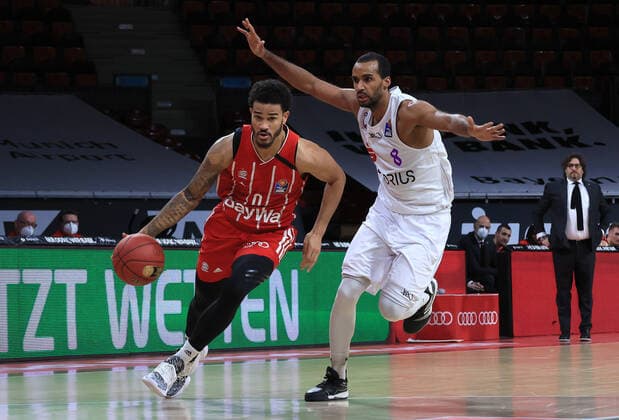 06 12 2020, BBL, FCB Basketball vs BG Goettingen, Audi Dome Munich, Sport, in the picture Nick Weiler Babi FCB Basketball vs Akeem Vargas BG Goettingen