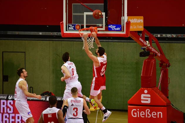 06 12 2020, xbrx, Basketball BBL Bundesliga, Giessen 46ers Brose Bamberg emspor, v l Dunking, Kravish, David 45 brose Bamberg Giessen