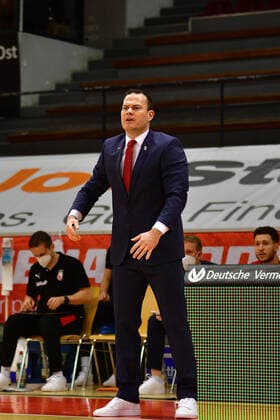 06 12 2020, xbrx, Basketball BBL Bundesliga, Giessen 46ers Brose Bamberg emspor, v l Roijakkers, Johan Trainer brose Bamberg , gives instruction, gesticulates, gesticulates with the arms, gives instruction to the team Giessen
