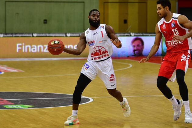06 12 2020, xbrx, Basketball BBL Bundesliga, Giessen 46ers Brose Bamberg emspor, v l Dribbling, dribbles with the ball, leads the ball, Strong, Jonathan 1 Giessen 46ers , Defense, defended, Ogbe, Kenneth 25 brose Bamberg Giessen