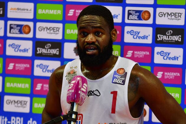 06 12 2020, xbrx, Basketball BBL Bundesliga, Giessen 46ers Brose Bamberg emspor, v l interview, gives an interview, Stark, Jonathan 1 Giessen 46ers , Microphone Giessen