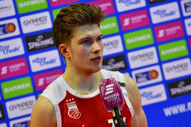 06 12 2020, xbrx, Basketball BBL Bundesliga, Giessen 46ers Brose Bamberg emspor, v l Hundt, Bennet 33 brose Bamberg , Interview, gives an interview, Microphone Giessen