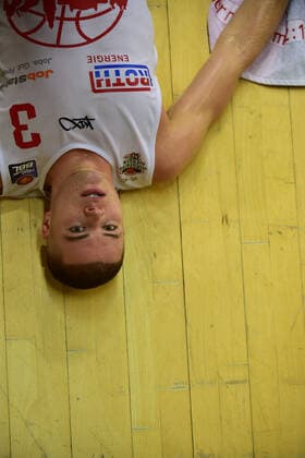 06 12 2020, xbrx, Basketball BBL Bundesliga, Giessen 46ers Brose Bamberg emspor, v l treatment, OReilly, Liam 3 Giessen 46ers , lying on the floor Giessen