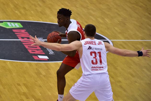 06 12 2020, xbrx, Basketball BBL Bundesliga, Giessen 46ers Brose Bamberg emspor, v l attack, in attack, dribbling, dribbles with the ball, leads the ball, Odiase, Norense 32 brose Bamberg , defense, defended, James Jr , Scottie 31 Giessen 46ers Giessen