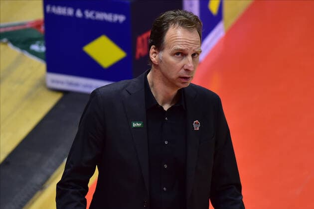 06 12 2020, xbrx, Basketball BBL Bundesliga, Giessen 46ers Brose Bamberg emspor, v l concentration, is concentrated, Freyer, Ingo Trainer Giessen 46ers , looks at the scoreboard Giessen