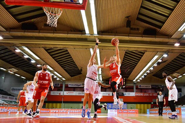 06 12 2020, xbrx, Basketball BBL Bundesliga, Giessen 46ers Brose Bamberg emspor, from l basketball, Hundt, Bennet 33 brose Bamberg , Defense, defended, James Jr , Scottie 31 Giessen 46ers Giessen