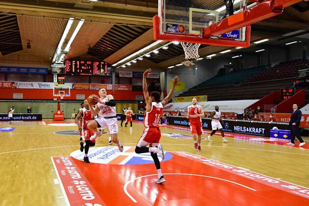 06 12 2020, xbrx, Basketball BBL Bundesliga, Giessen 46ers Brose Bamberg emspor, from l basketball lay-up, OReilly, Liam 3 Giessen 46ers , Defence, defended, Ogbe, Kenneth 25 brose Bamberg , Giessen