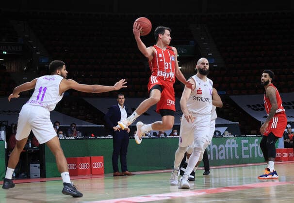 06 12 2020, BBL, FCB Basketball vs BG Goettingen, Audi Dome Munich, Sport, in the picture Marvin Omuvwie BG Goettingen , and Zan Mark Sisko FCB Basketball past Dennis Kramer BG Goettingen , Dennis Jerome Seeley FCB Basketball watching