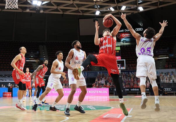 06 12 2020, BBL, FCB Basketball vs. BG Goettingen, Audi Dome Munich, Sport, in the picture Robin Amaize FCB Basketball , Zan Mark Sisko FCB Basketball , Dennis Jerome Seeley FCB Basketball , Nelson Weidemann BG Goettingen , Marvin Omuvwie BG Goettingen , and Matter Rudan FCB Basketball vs.