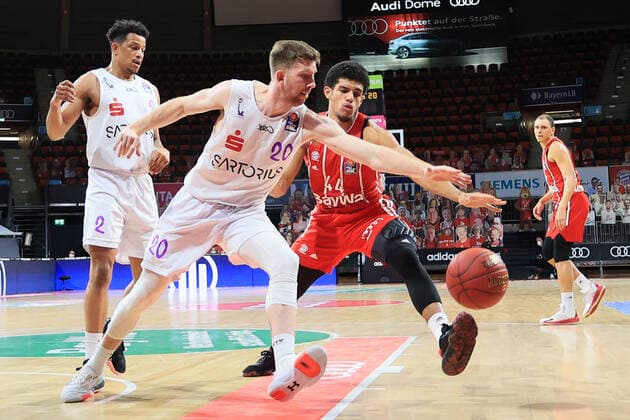 06 12 2020, BBL, FCB Basketball vs BG Goettingen, Audi Dome Munich, Sport, in the picture Nelson Weidemann BG Goettingen , Will Rayman BG Goettingen , Sasha Grant FCB Basketball and Robin Amaize FCB Basketball
