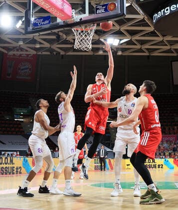 06 12 2020, BBL, FCB Basketball vs BG Goettingen, Audi Dome Munich, Sport, in the picture Aubrey Dawkins BG Goettingen , Mathis Moenninghoff BG Goettingen , Leon Radosevic FCB Basketball , Dennis Kramer BG Goettingen and Matter Rudan FCB Basketball